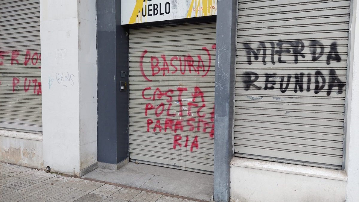 Pintadas e insultos en la sede del PSOE en Burgos. -ESTHER PEÑA