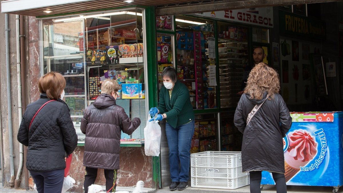 Gente comprando prensa y pan durante el estado de alarma. -  ICAL