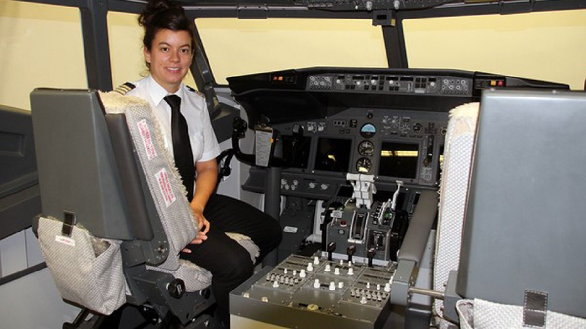 Una formadora de Flybyschool, en un simulador de vuelo. | ICAL