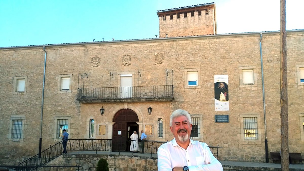José Ignacio Delgado “Pocholo” frente al monasterio de Santo Domingo en Caleruega. - ARGICOMUNICACIÓN