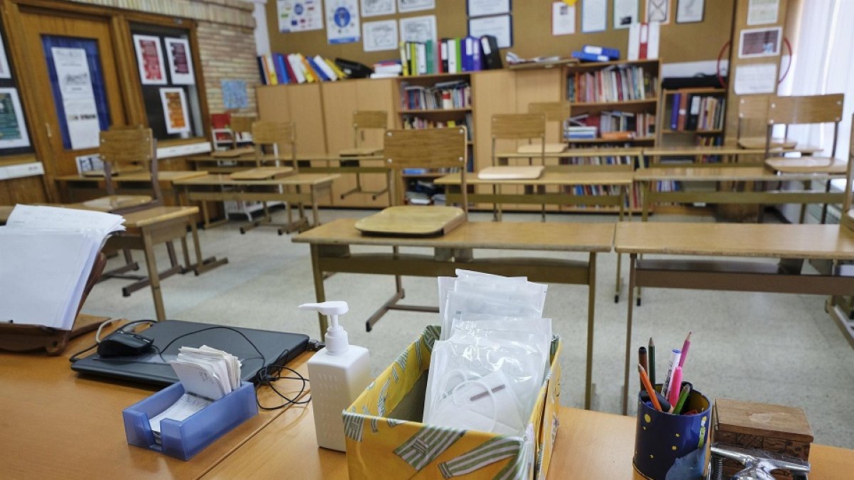 Imagen de archivo de mascarillas y gel desinfectante en la mesa del profesor de un aula. - Jesús Hellín - Europa Press