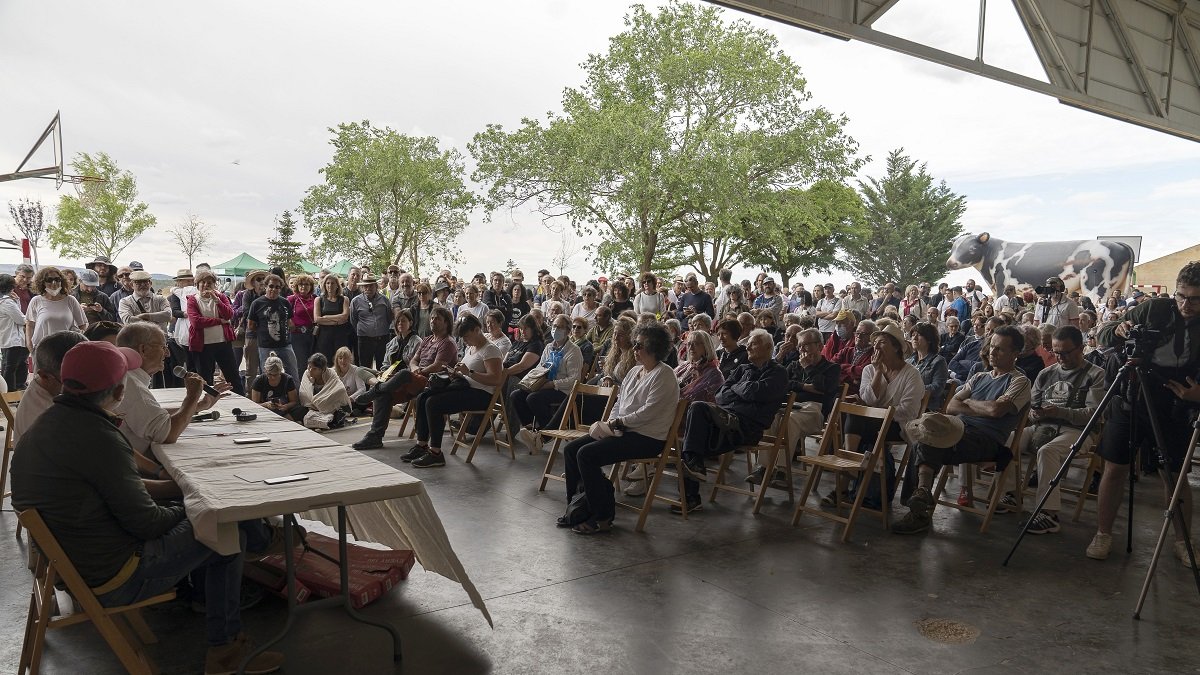 La Asociación Hacendera, Greenpeace y Ecologistas en Acción celebran en Noviercas (Soria) una jornada para explicar a los vecinos los perjuicios de la macrovaquería.- ICAL