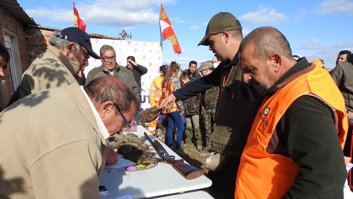 Alberto Vegas entregando la caza durante la final provincial celebrada en Valladolid. L.F.