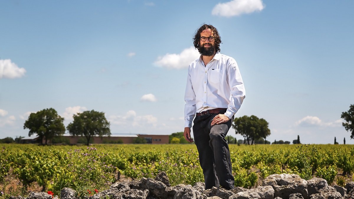 Ricardo Velasco, enólogo y director técnico de Valtravieso, se considera un wine maker que elabora vino que refleja su terroir.  Ha sido reconocido con el título de Joven Enólogo del Año por el prescriptor Tim Atkin.  / LA POSADA