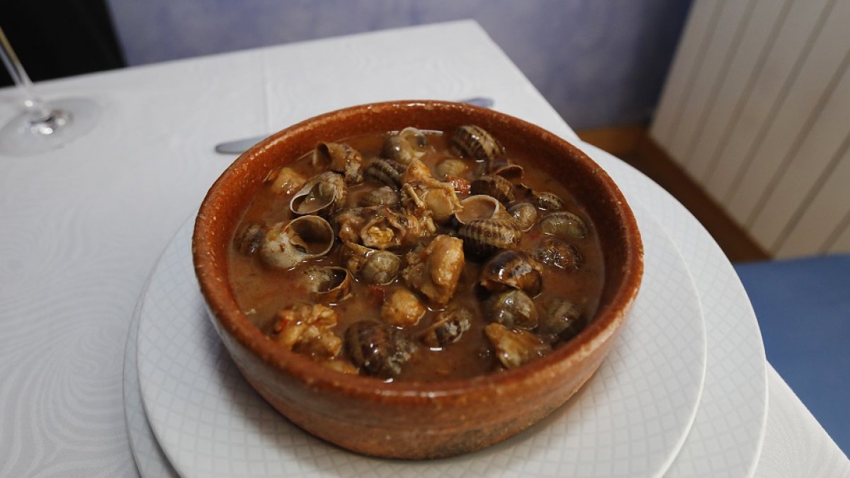 Ración de caracoles guisados en el restaurante El Brezo de Palencia. - ICAL