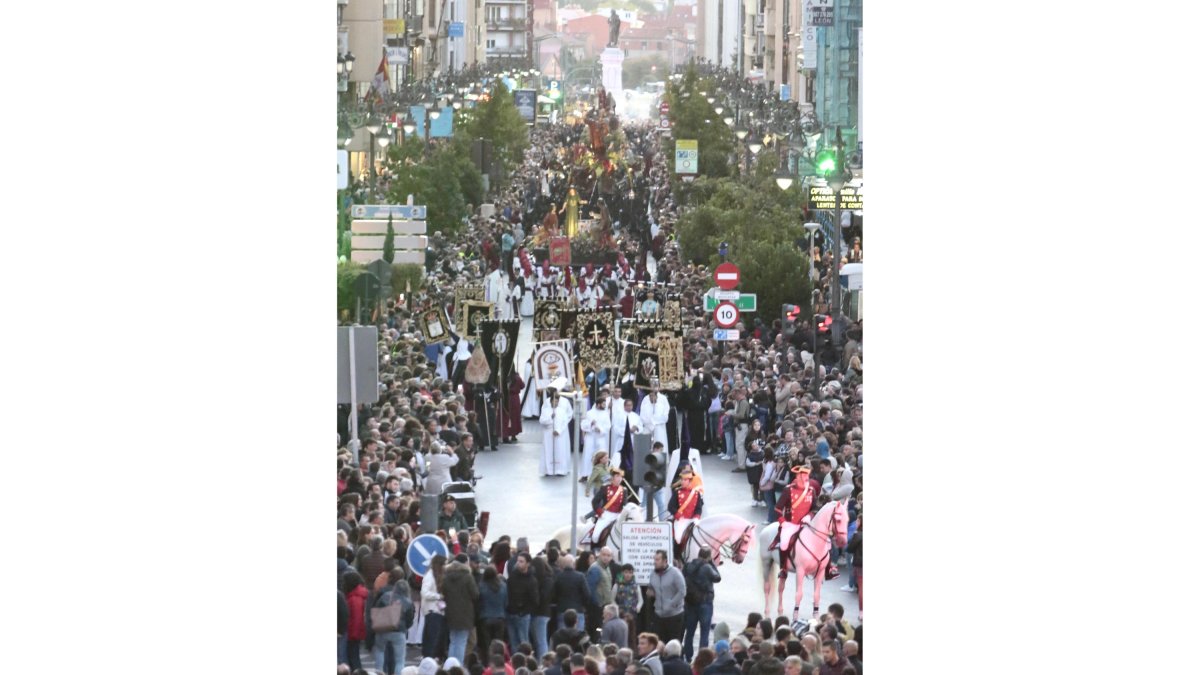 El 33 Encuentro Nacional de Cofradías celebra la magna procesión 'Passio Legionensis' como acto central de su programación. ICAL