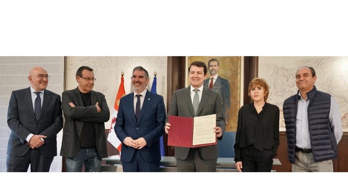 El presidente de la Junta, Alfonso Fernández Mañueco, firma el decreto de las 35 horas junto a Carnero y los representantes de los sindicatos.- ICAL