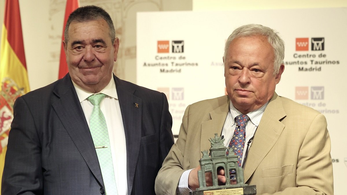 Premio del Centro de Asuntos Taurinos de Madrid al Consejero de Cultura de la Junta de Castilla y León, Gonzalo Santonja.- ICAL