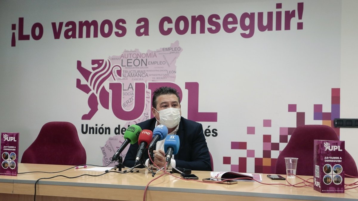 El candidato de Unión del Pueblo Leonés a las Cortes de Castilla y León, Luis Mariano Santos, ofrece una rueda de prensa. -ICAL