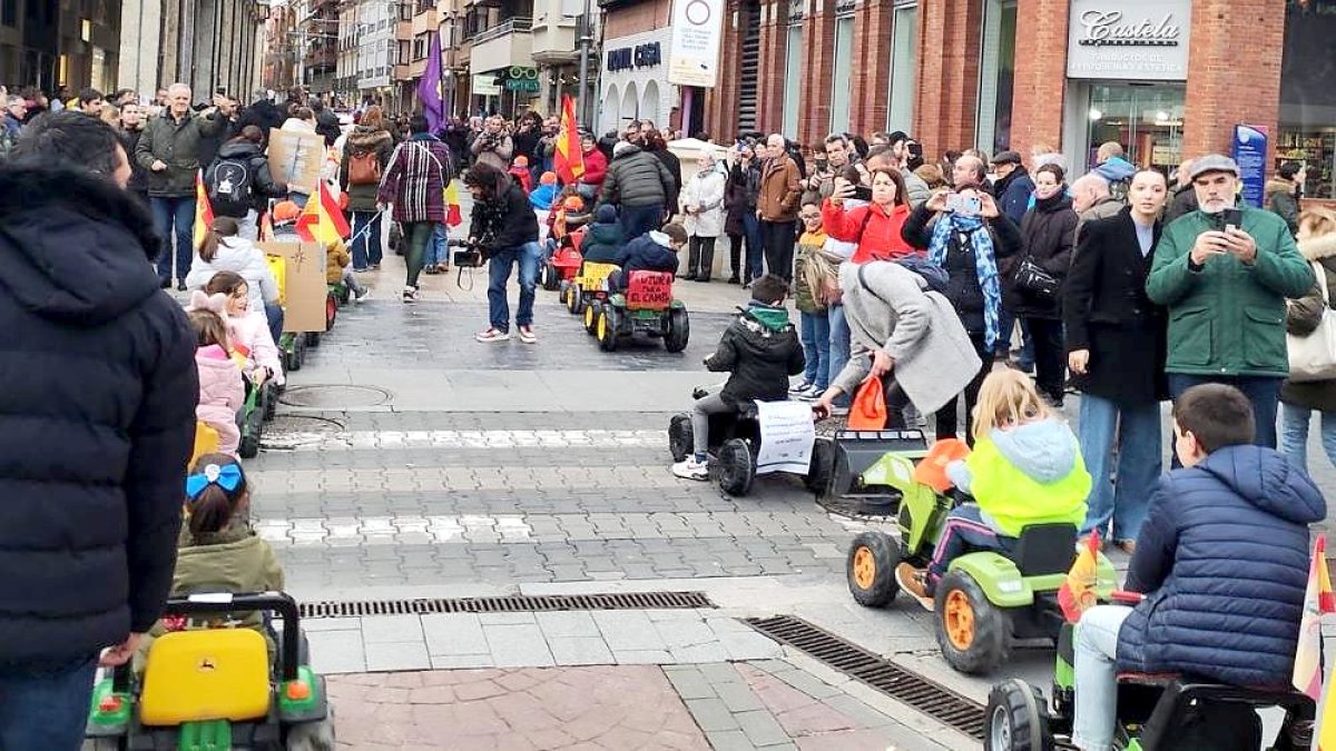 Más de un centenar de niños participa en la tractorada infantil de Palencia. E. P.