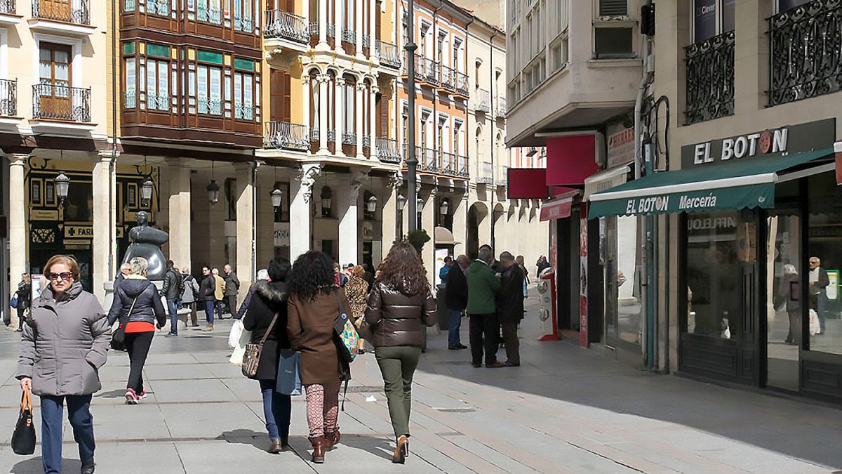 Personas paseando por el centro de Palencia, en una imagen de archivo.-ICAL