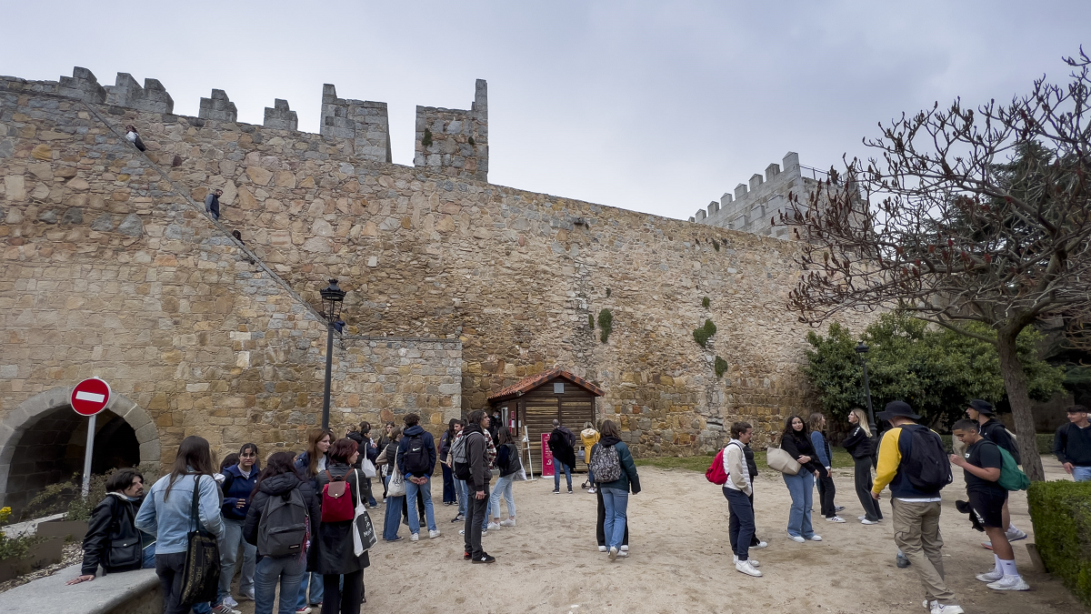 Semana Santa en Ávila. Turistas en el acceso a la Muralla en la Plaza de Adolfo Suárez. Ricardo Muñoz Martín- Ical