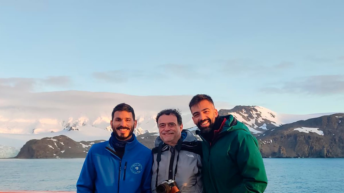 Dimitris Evangelinos, José Abel Flores y Adrián López Quirós, a bordo del Hespérides en la Campaña Antártica Española. E.M.