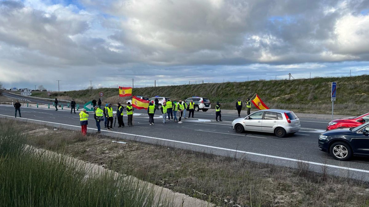 Un grupo de agricultores corta por tercer viernes consecutivo la A-50 a su paso por Peñaranda de Bracamonte, Salamanca. -ICAL