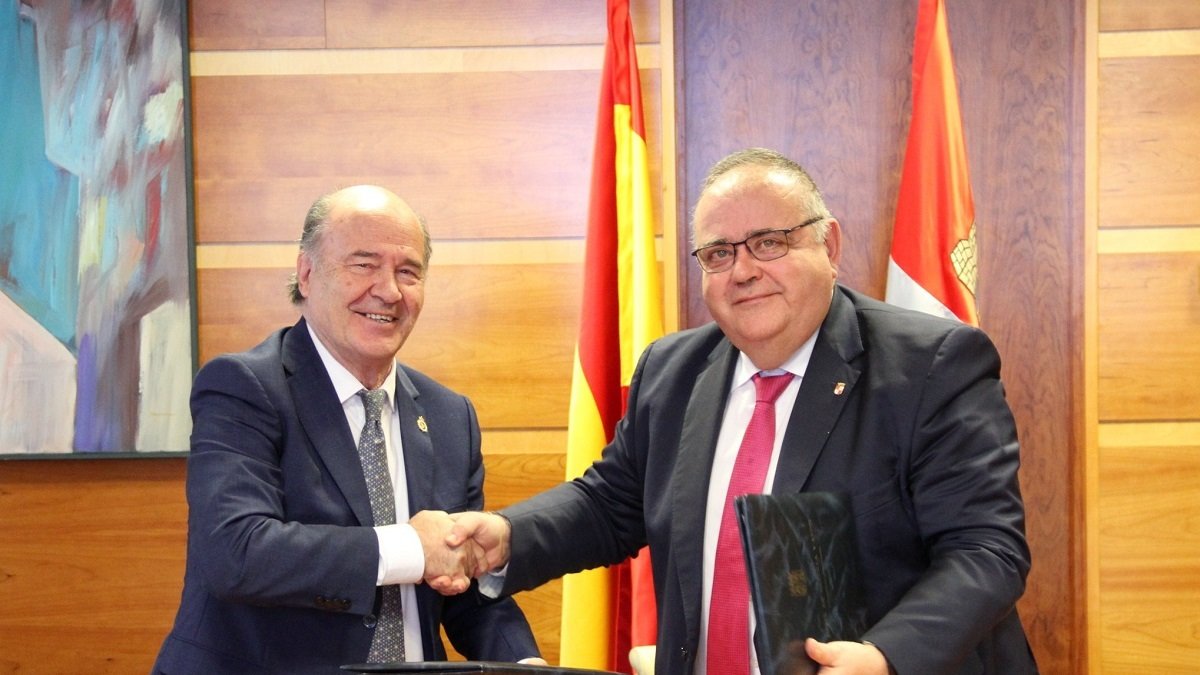José Luis Díaz Villarig y Alejandro Vázquez firman este miércoles un acuerdo para igualar a la media nacional la retribución de los MIR por guardias de presencia física.-ICAL