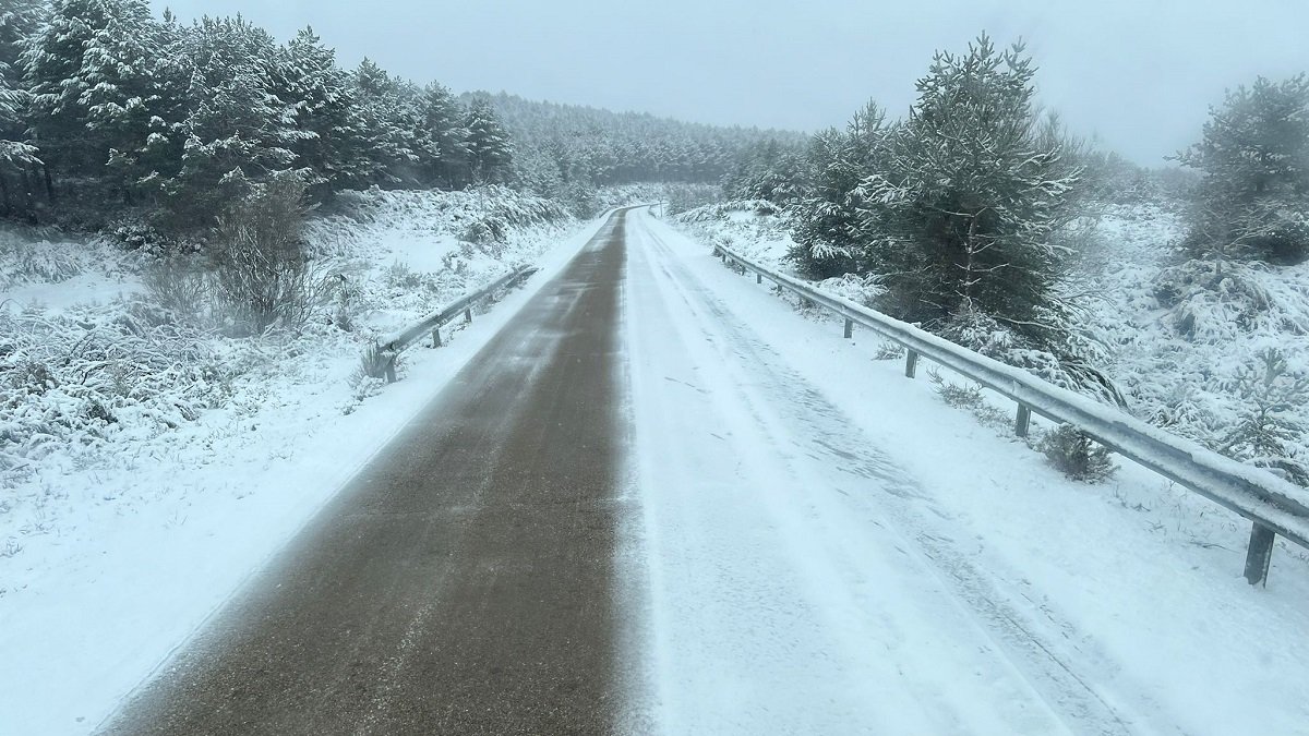 Una quitanieves recorre la comarca de Aliste, en una imagen de estos últimos días.- ICAL