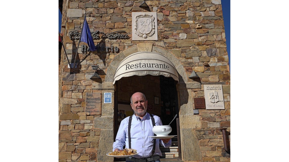 Miguel Centeno, frente al restaurante Cuca La Vaina, con su cocido maragato - E.M.