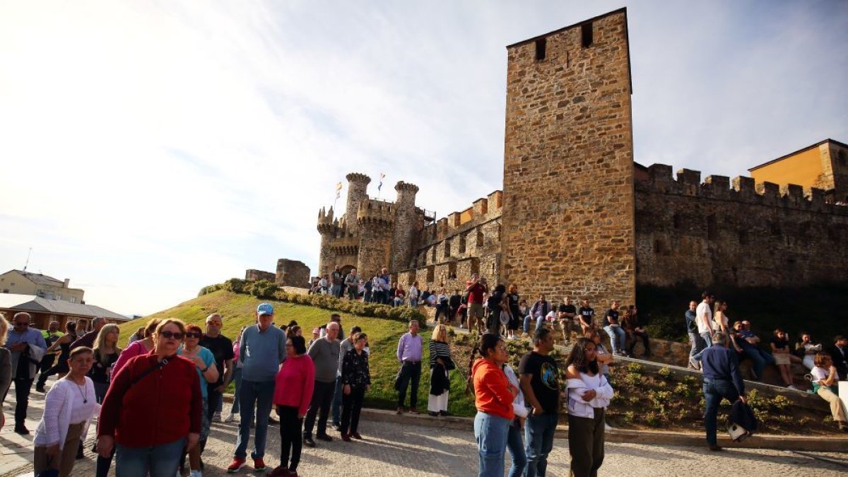 Turistas en el Castillo de los Templarios de Ponferrada. ICAL