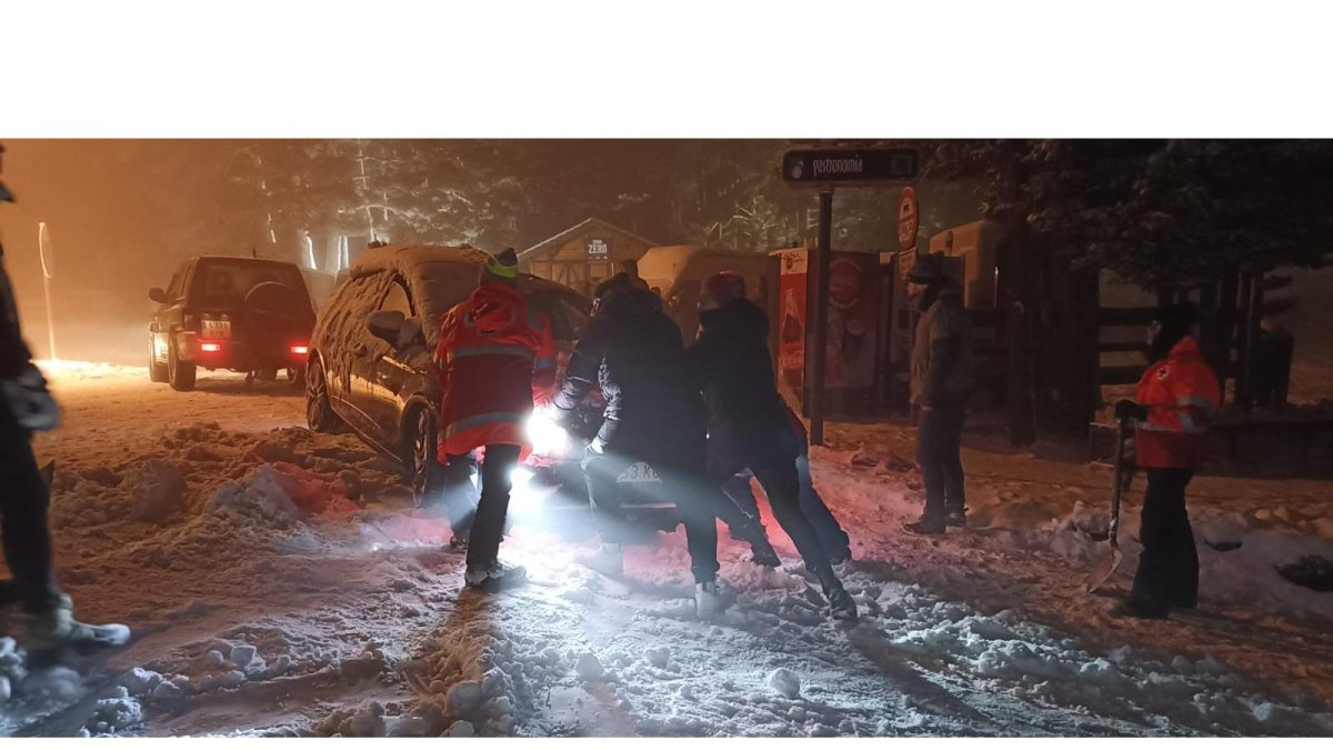 Miembros de Cruz Roja ayudando a coches que se han quedado atrapados. X: @CRE_Segovia