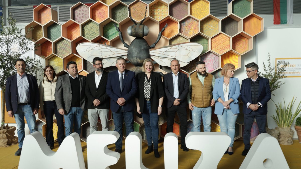 El presidente de la Diputación de Zamora, Javier Faúndez, inaugura la V Feria Apícola Internacional de Zamora ‘Meliza’. -ICAL.