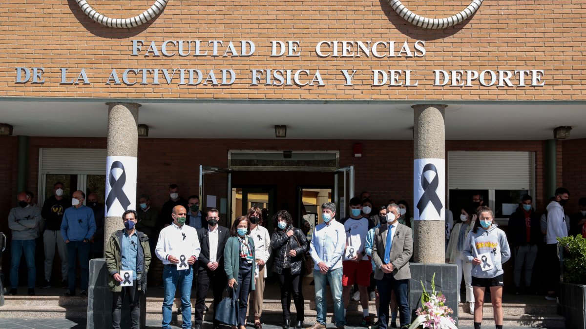 Minuto de silencio en el Campus de Vegazana de León por el
asesinato de un estudiante de la Facultad de Ciencias de la Actividad Física y el Deporte - ICAL