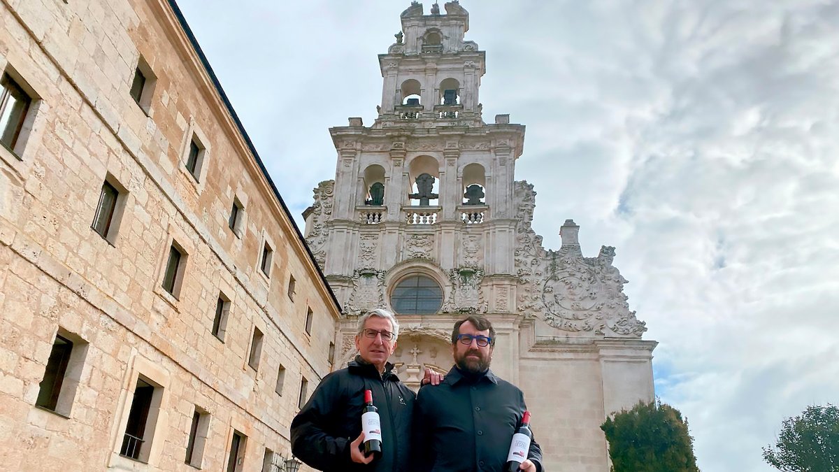 Antonio Miguel Sanz y Armando García, frente al Monasterio de la Vid y con el vino que recibe su nombre - E.M.