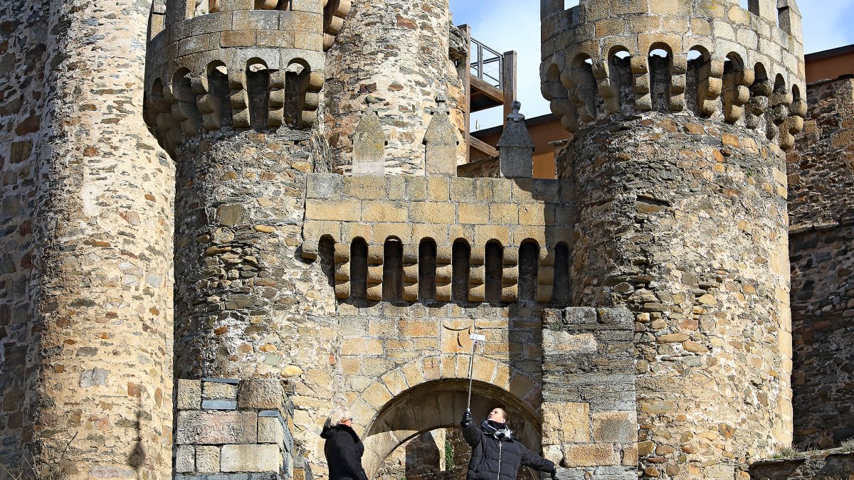 La portada gótica de la fortaleza fue construida por el conde de Lemos en la segunda mitad del s. XV - ICAL