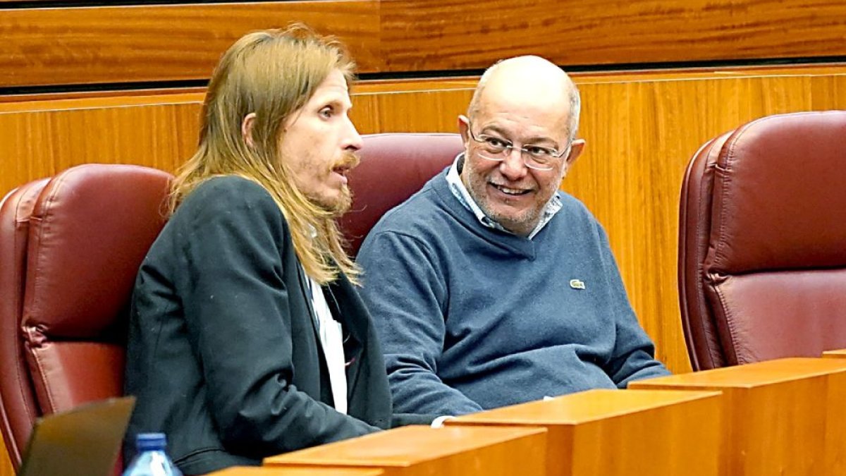Fernández e Igea departen en sus escaños en un Pleno de las Cortes.  ICAL