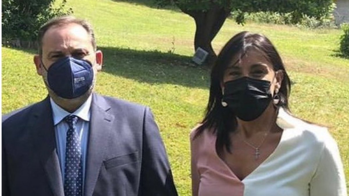 José Luis Ábalos y Ana Sánchez, en la imagen del tuit que recupera la concejala del PP de Arrroyo, Marta Sanz.