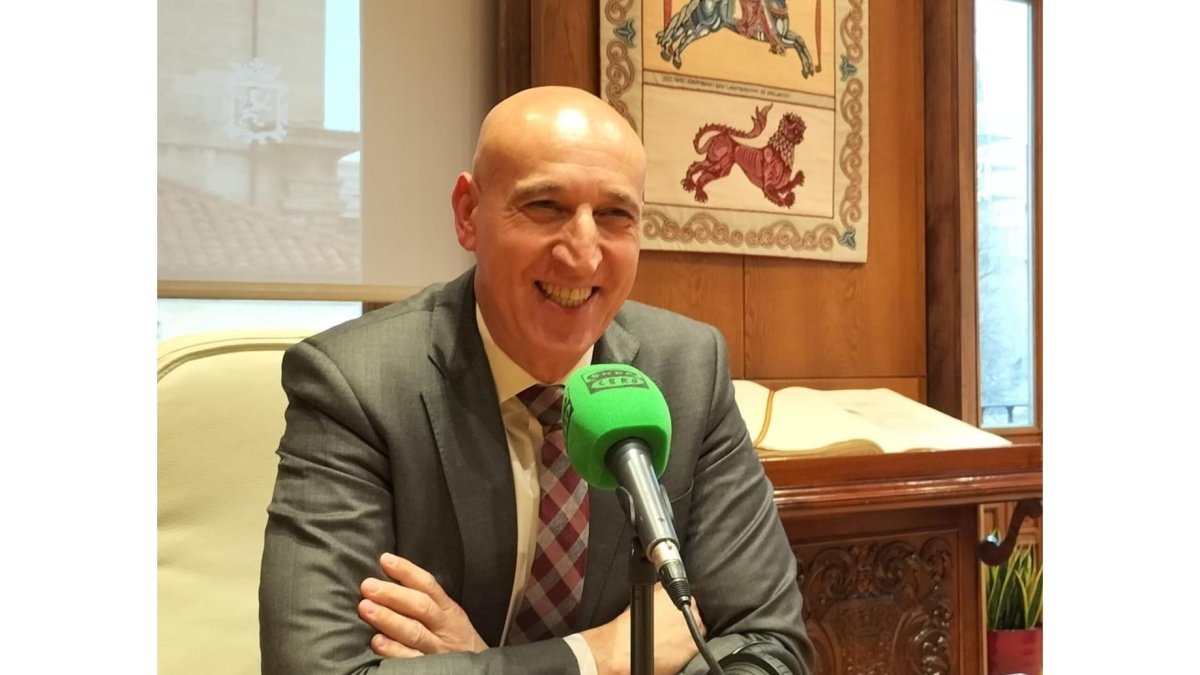 El alcalde de León, José Antonio Diez, durante la entrevista en Onda Cero.-ICAL