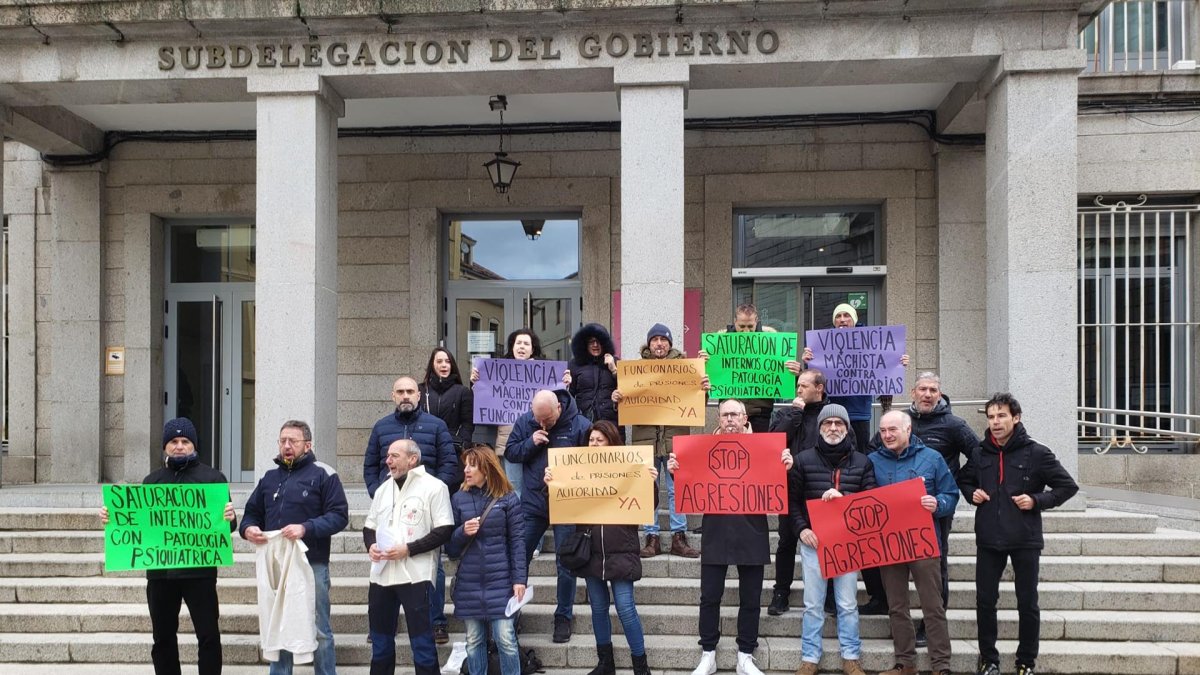 El grupo de funcionarios, en la puerta de la Subdelegación del Gobierno de Segovia