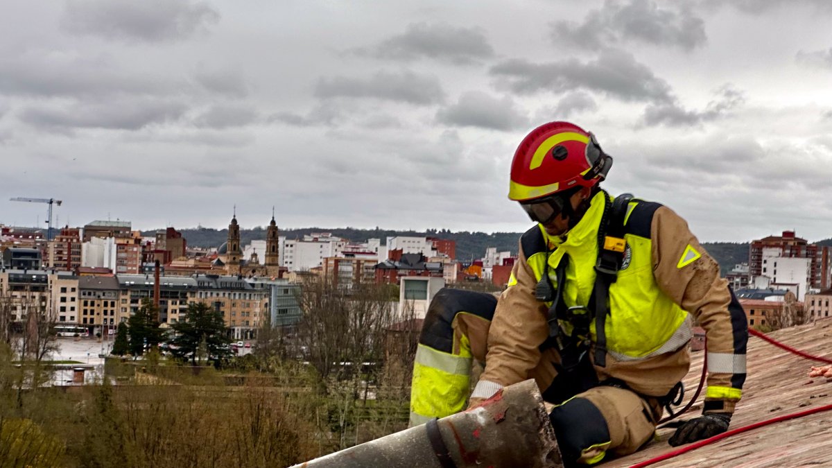 Los bomberos de León intervienen en distintos puntos de la ciudad y el alfoz para atajar los efectos de la borrasca Nelson