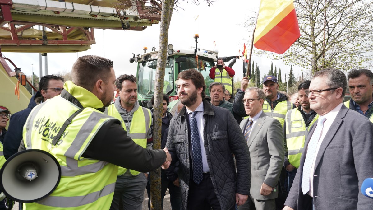 Juan García-Gallardo, Gerardo Dueñas y Mariano Veganzones, conversan con agricultores concentrados en Valladolid antes del foro ‘Desmontando el Pacto Verde’