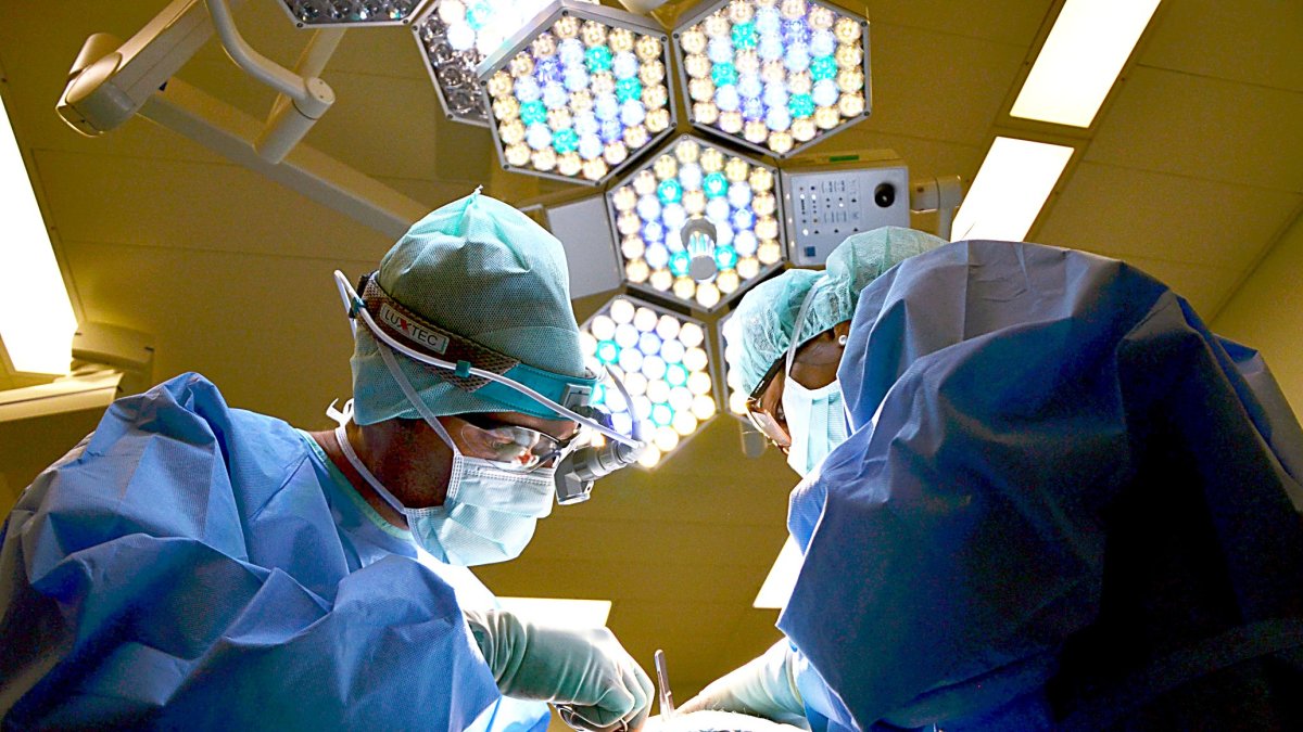 Dos cirujanos efectúan una intervención quirúrgica en una foto de archivo.