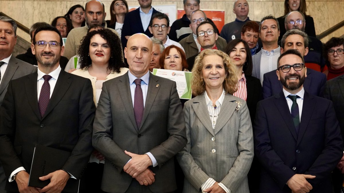 Elena de Borbón junto al alcalde de León, José Antonio Diez y directivos de asociaciones sociales en la entrega de los diplomas del curso Empleo Verde.