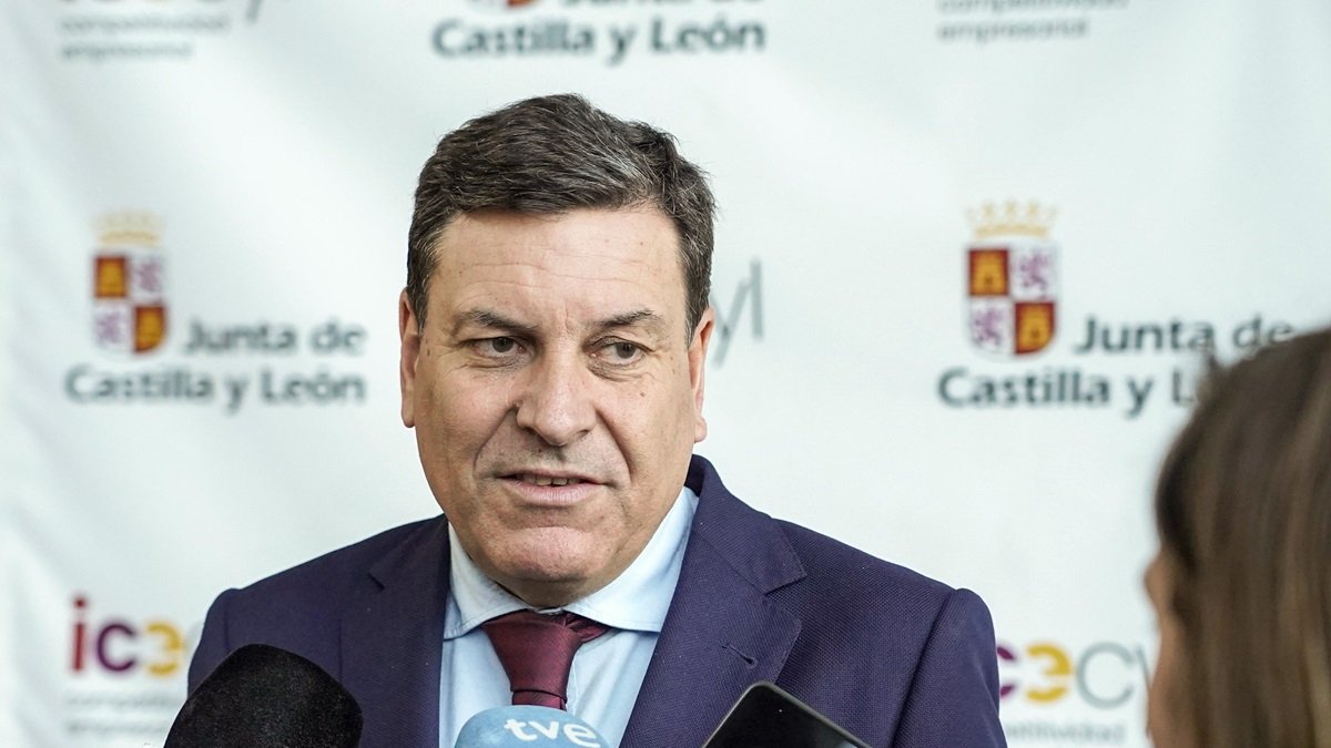 El consejero de Economía y Hacienda y portavoz, Carlos Fernández Carriedo, clausura el XVI Máster de Comercio Exterior.