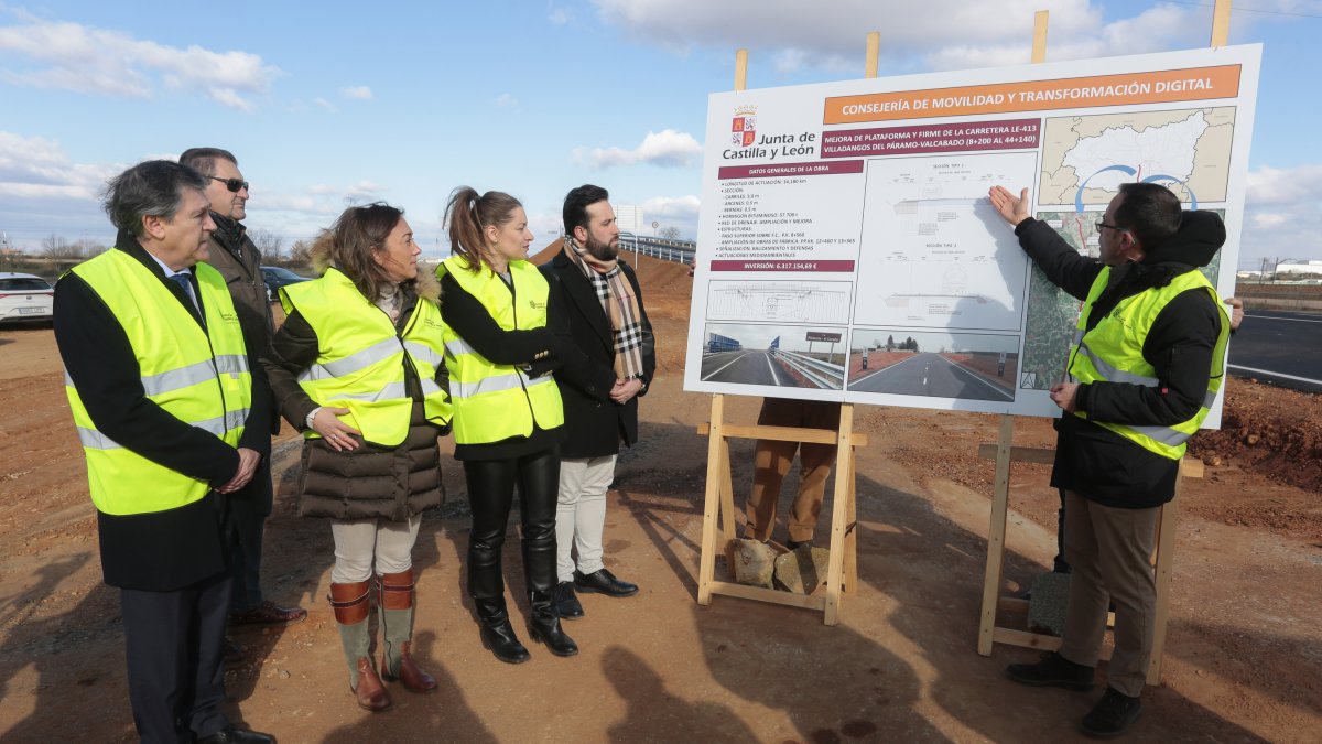 La consejera de Movilidad y Transformación Digital, María González Corral, visita las obras que se están llevando a cabo en la carretera LE-413 a la altura de Villadangos del Páramo. Junto a ella, el alcalde del municipio, Alejandro Barrera y la delegada territorial de la Junta en León, Ester Muñoz, entre otras autoridades