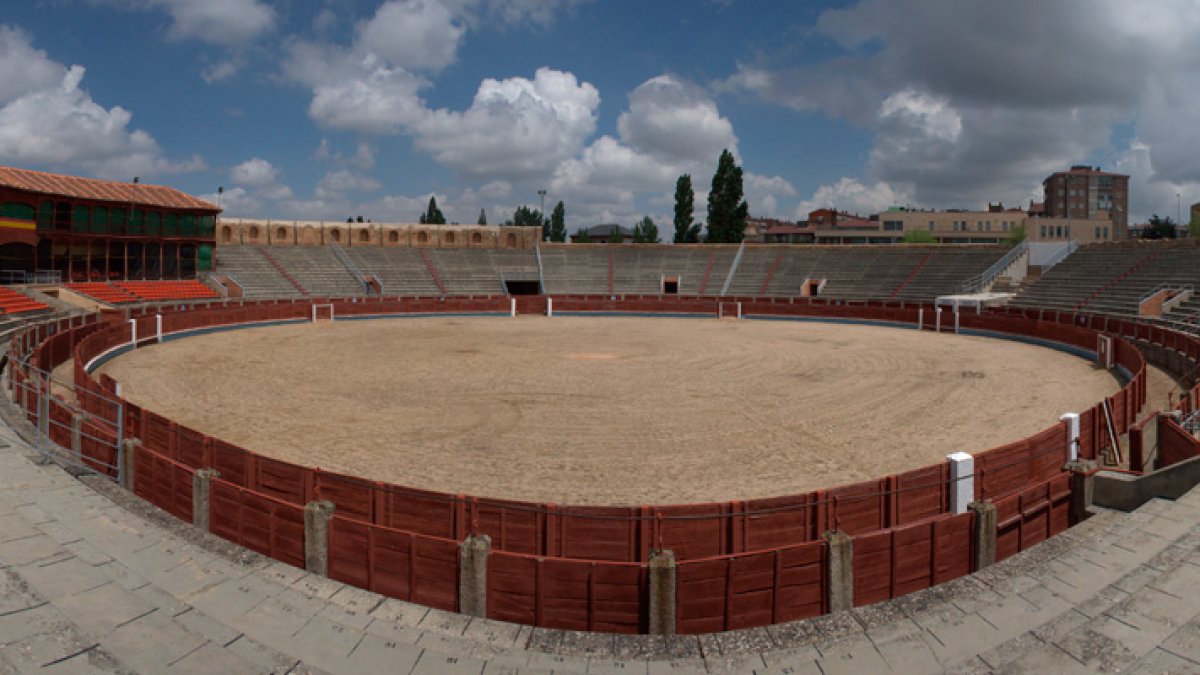 Interior de la plaza de toros de Segovia donde se celebró 'Burladero Show'.