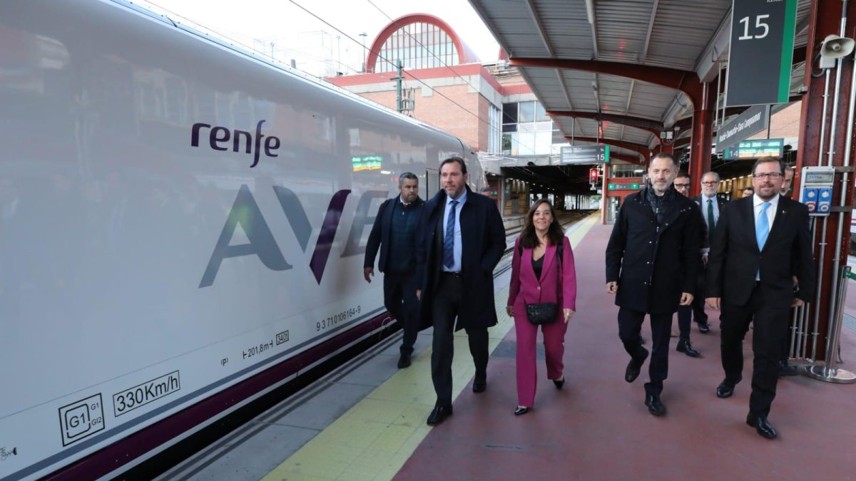 Óscar Puente, en la estación de Chamartín a punto de subirle al AVE S-106 a Galicia