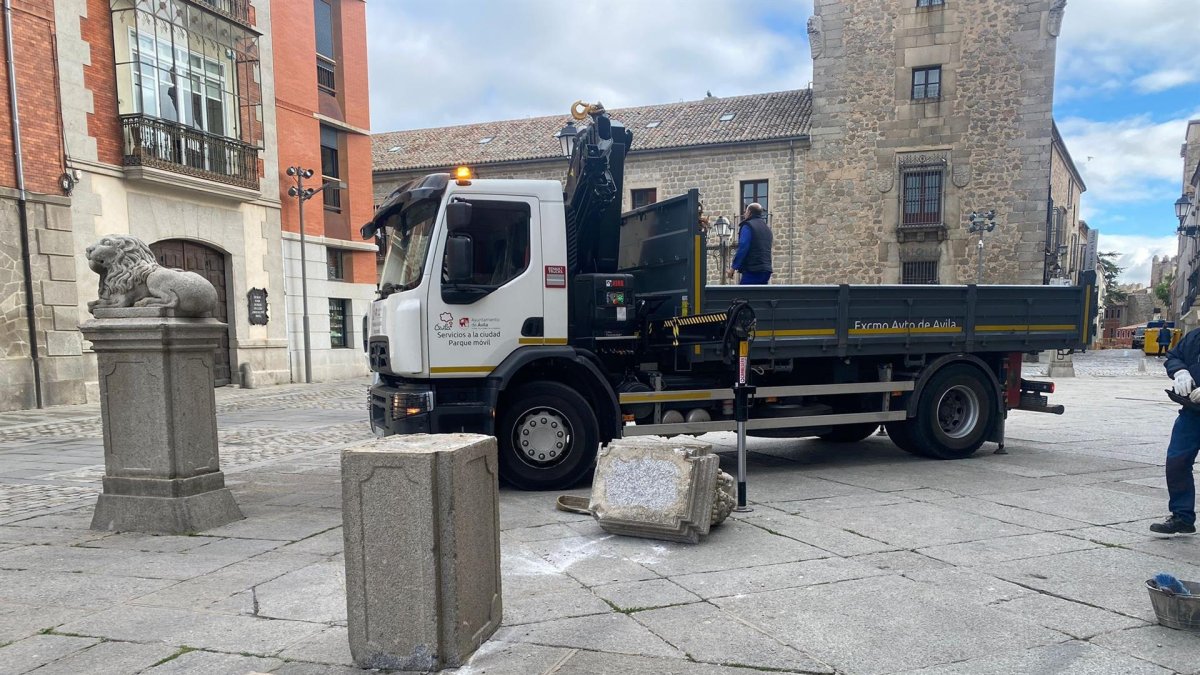 Trabajadores de los servicios municipales han retirado esta mañana uno de los leones de la plaza de la Catedral de Ávila