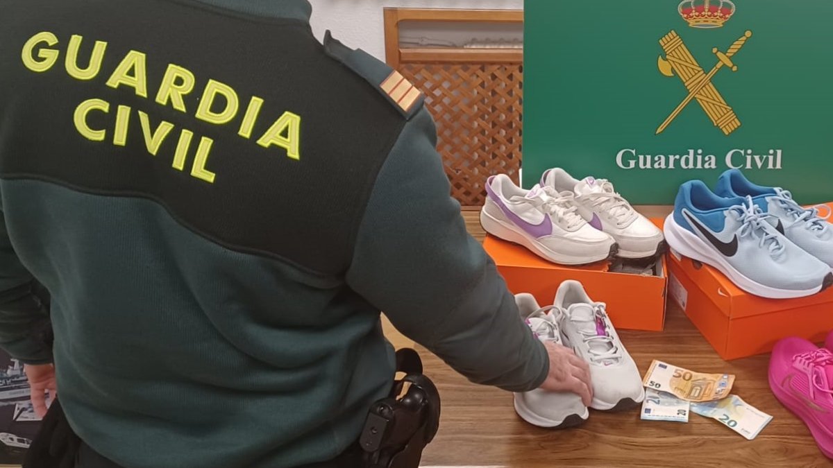 Guardia Civil, en una imagen de archivo con objetos robados