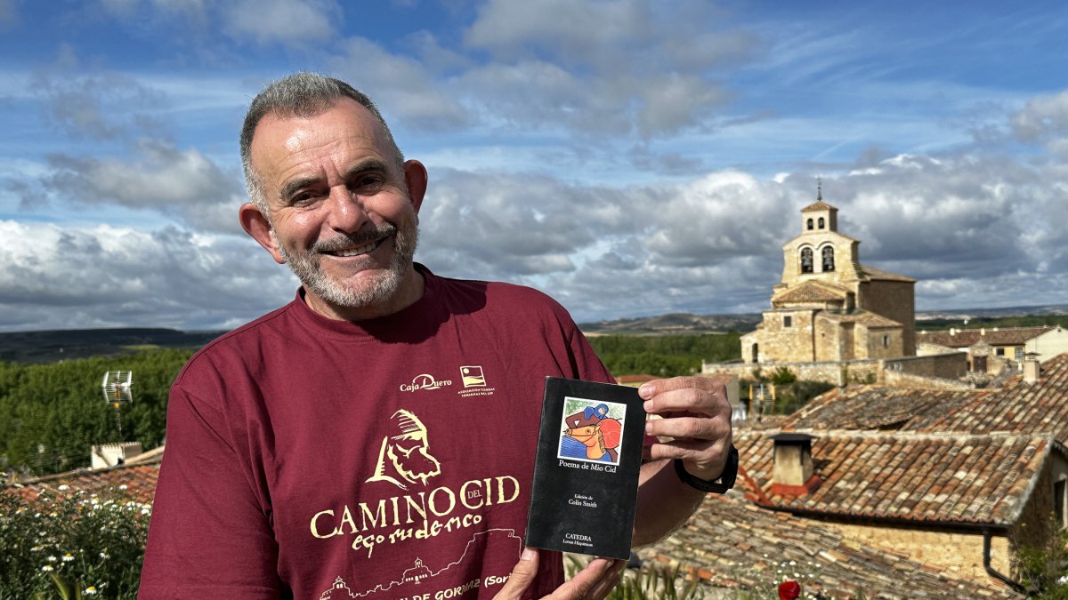 El maestro jubilado Vidal Lamata, en la villa cidiana de San Esteban de Gormaz, en Soria.