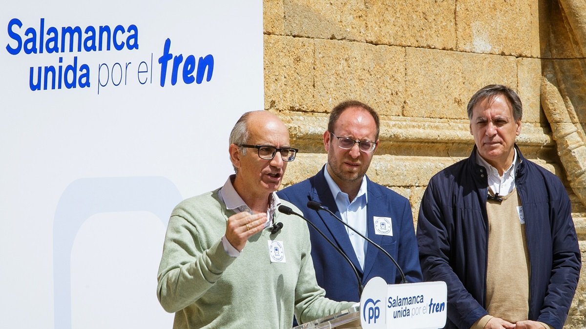 El presidente del Partido Popular de Salamanca, Carlos García Carbayo, participa junto al alcalde de Ciudad Rodrigo, Marcos Iglesias y el presidente de la Diputación de Salamanca, Javier Iglesias, en un acto en defensa de las conexiones ferroviarias.