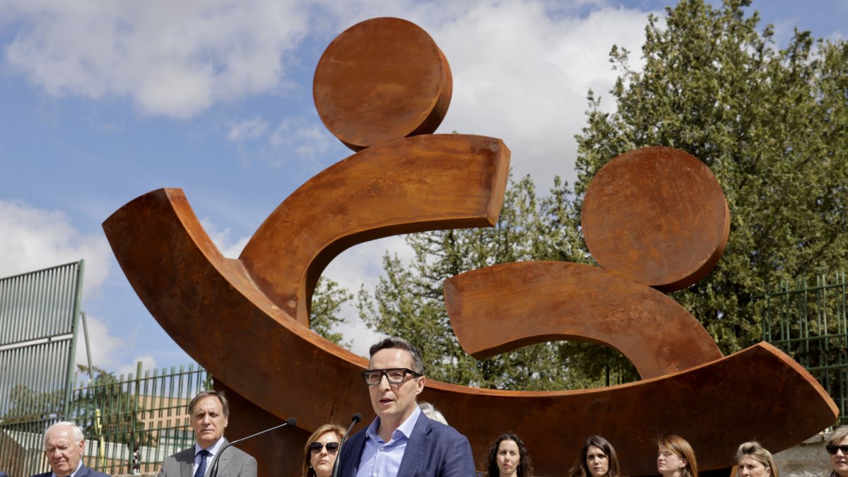 El rector de la Universidad de Salamanca, Juan Manuel Corcado, y el alcalde de la ciudad, Carlos García Carbayo, participan en la inauguración de la escultura 'Cuidar la Vida'
