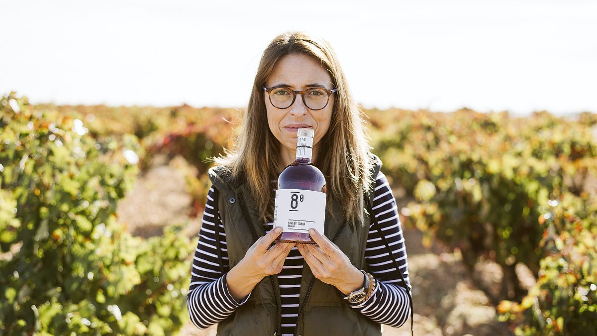 María Burgoa dirige la  bodega familiar Lar de Maía que elabora vinos de calidad de forma tradicional, cuidados desde el viñedo. Sus vinos naturales, sin aditivos y con carácter conquistan desde la misma botella.