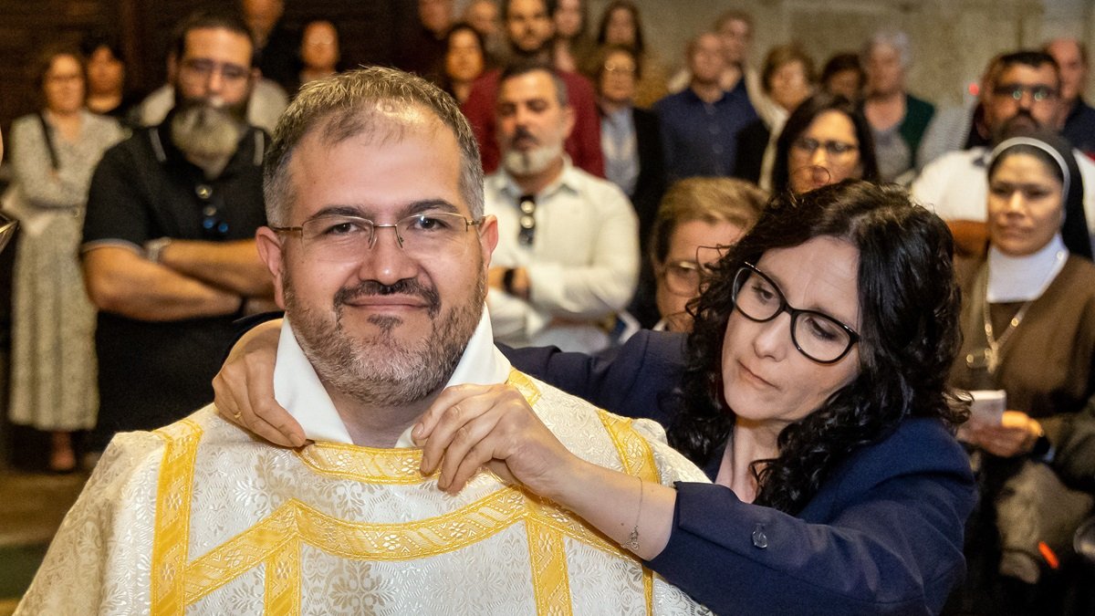 Teresa Anciones ayuda a su marido Daniel Mielgo a ponerse la dalmática