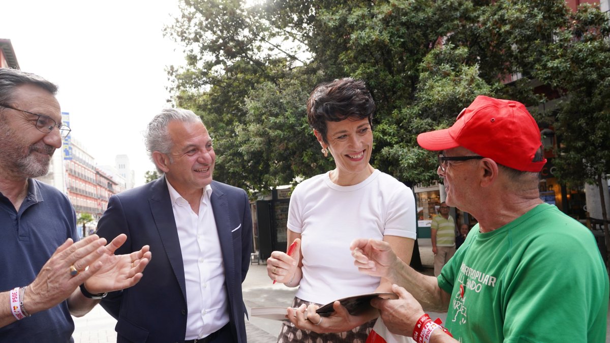 La ministra de Inclusión, Seguridad Social y Migraciones, Elma Saiz, visita a la Caseta Electoral del PSOE Valladolid