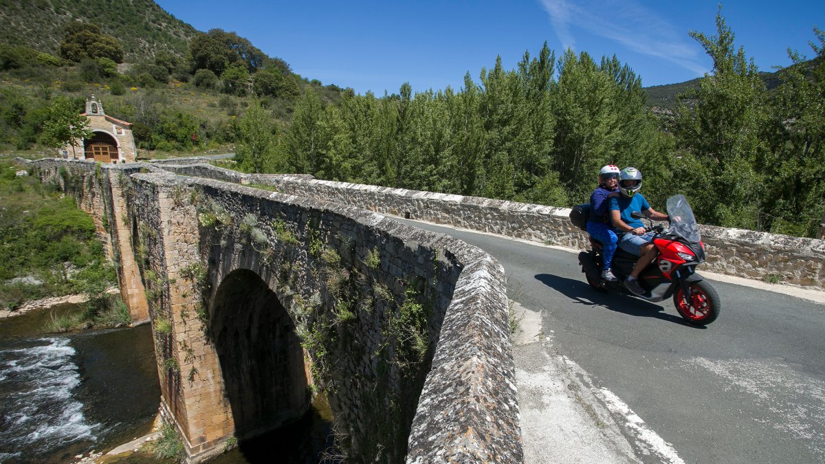 Naturaleza y patrimonio asaltan al viajero que recorre la N-623. Apenas un pequeño desvío basta, por ejemplo, para llegar a Pesquera de Ebro, y disfrutar del paisaje de la imagen