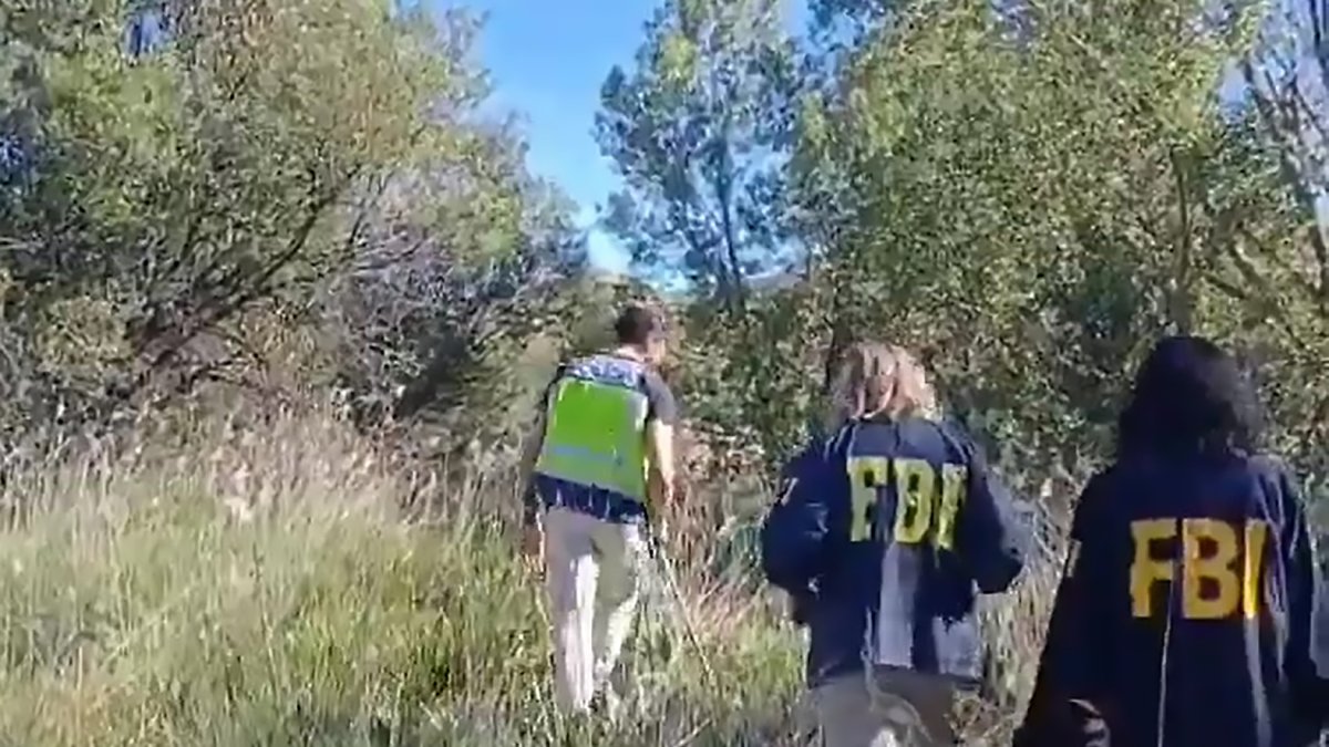 Dos agentes del FBI y uno de la Policía Nacional este jueves en Medinaceli