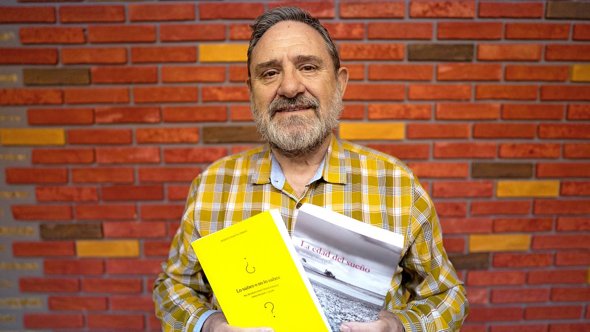 El etnógrafo y antropólogo Modesto Martín posa con su novela «La edad del sueño» y su libro «Lo sabes o no lo sabes».